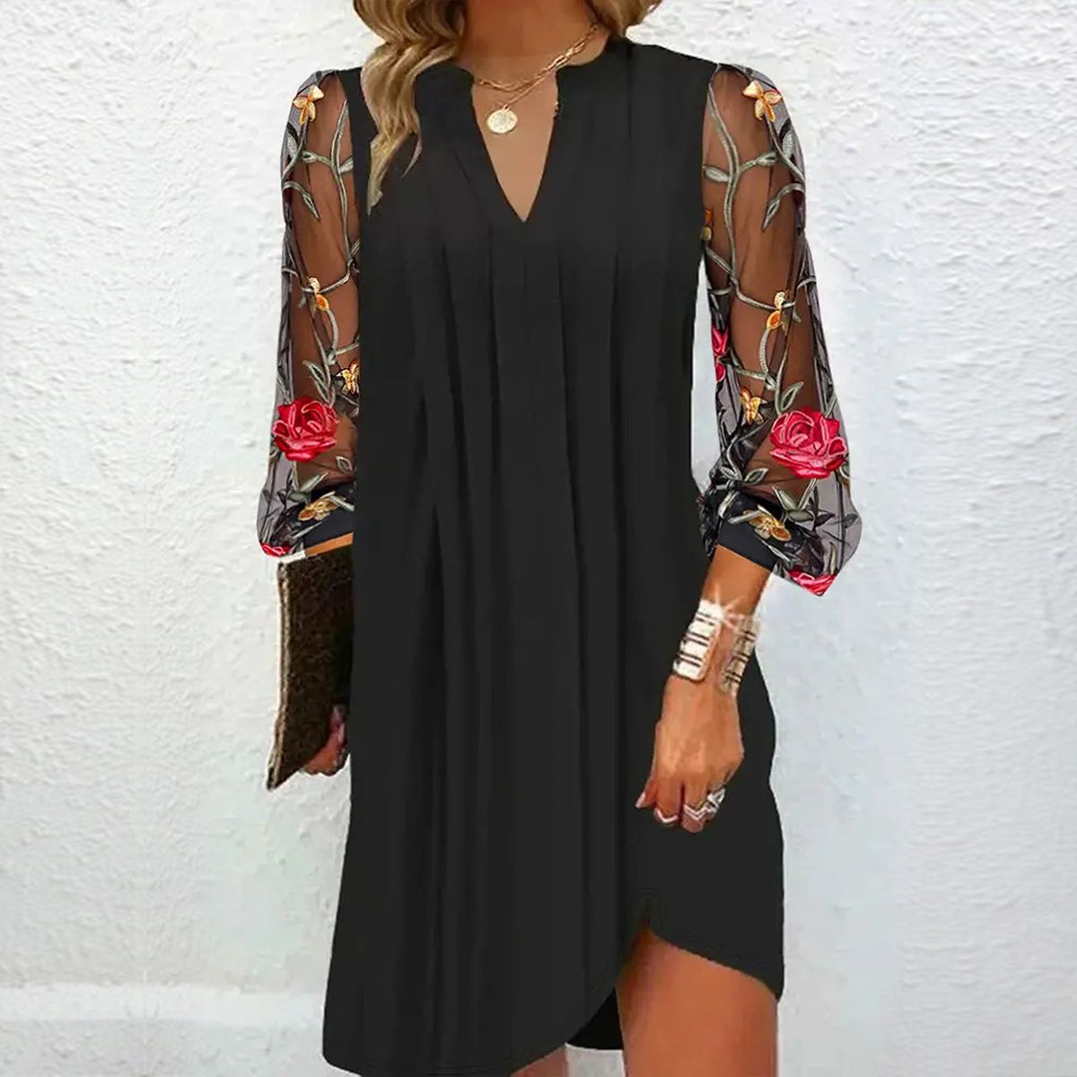 Vestido corto con mangas de tul bordado