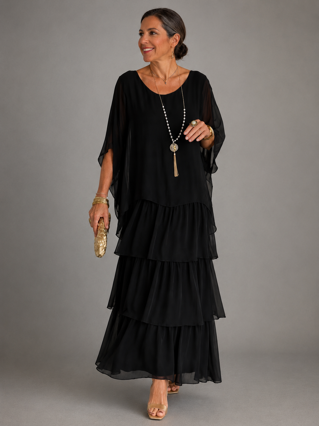 Vestido maxi con capa y falda de volantes
