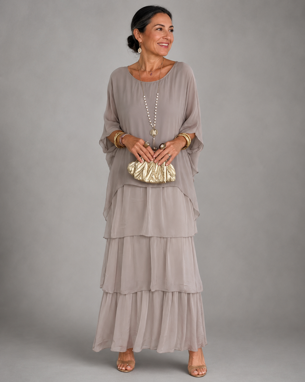Vestido maxi con capa y falda de volantes