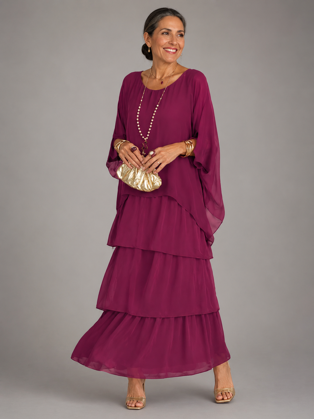 Vestido maxi con capa y falda de volantes