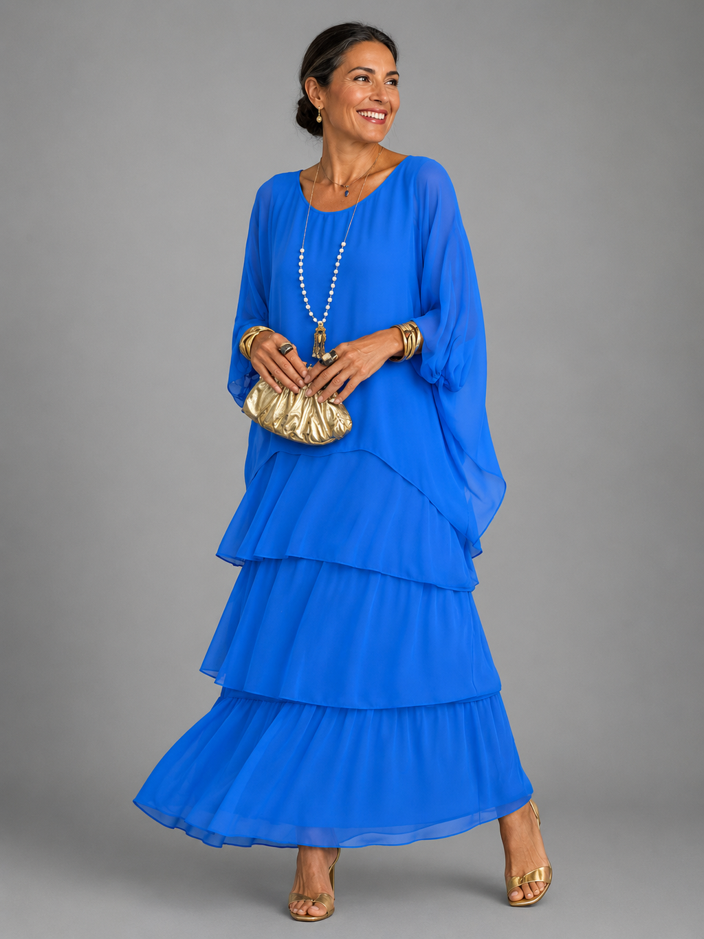 Vestido maxi con capa y falda de volantes