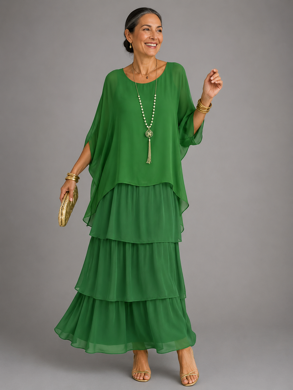 Vestido maxi con capa y falda de volantes