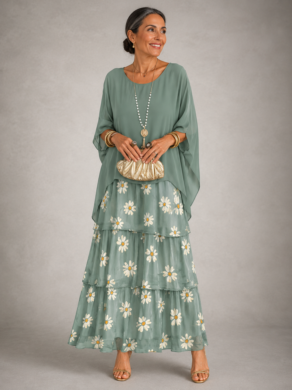 Vestido maxi con capa y falda de volantes