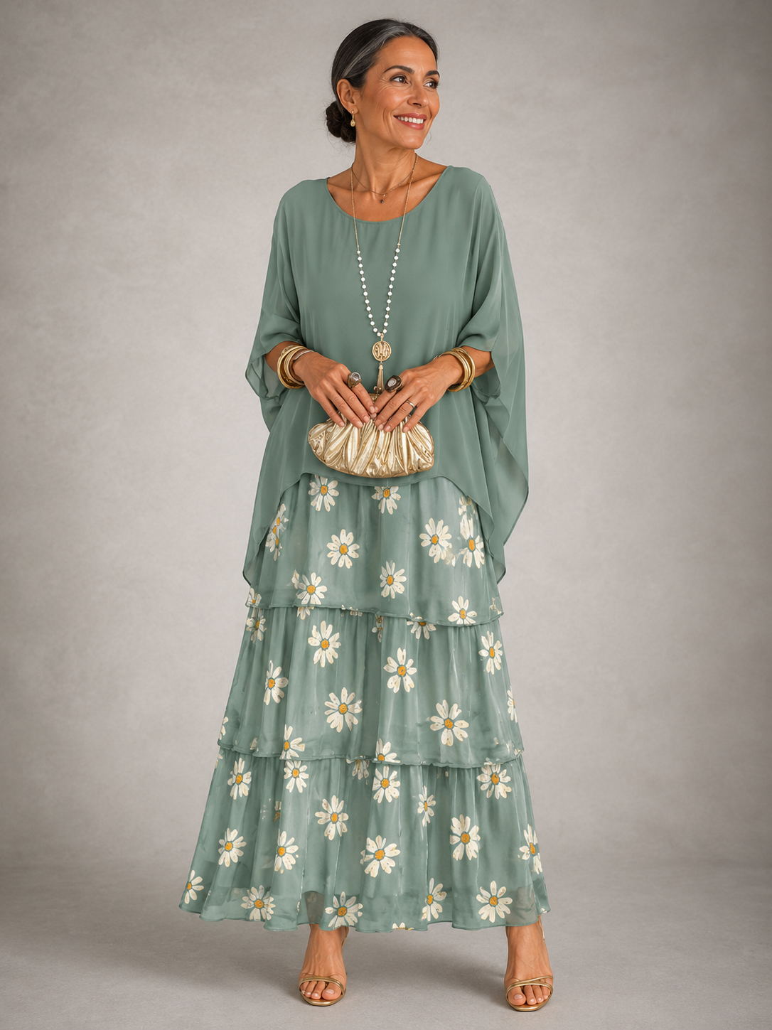 Vestido maxi con capa y falda de volantes