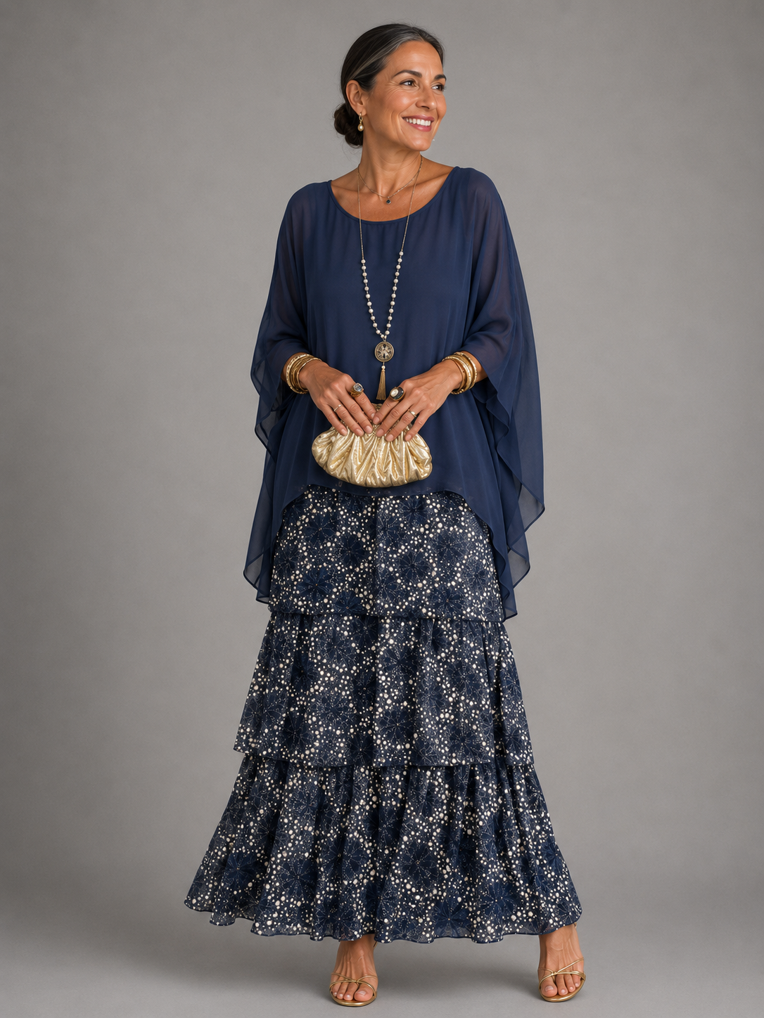 Vestido maxi con capa y falda de volantes