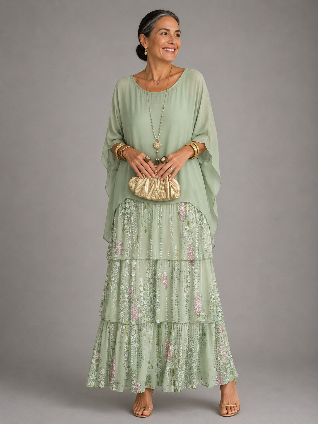 Vestido maxi con capa y falda de volantes