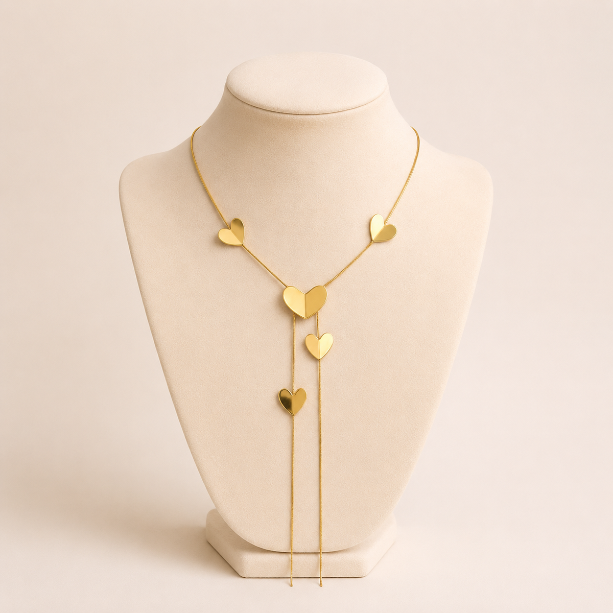 Collar de cadena con colgantes de corazón