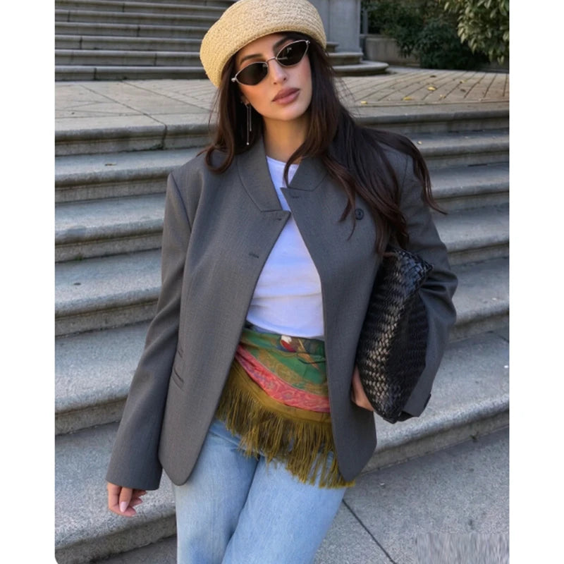 Blazer con cuello alto y cierre asimétrico