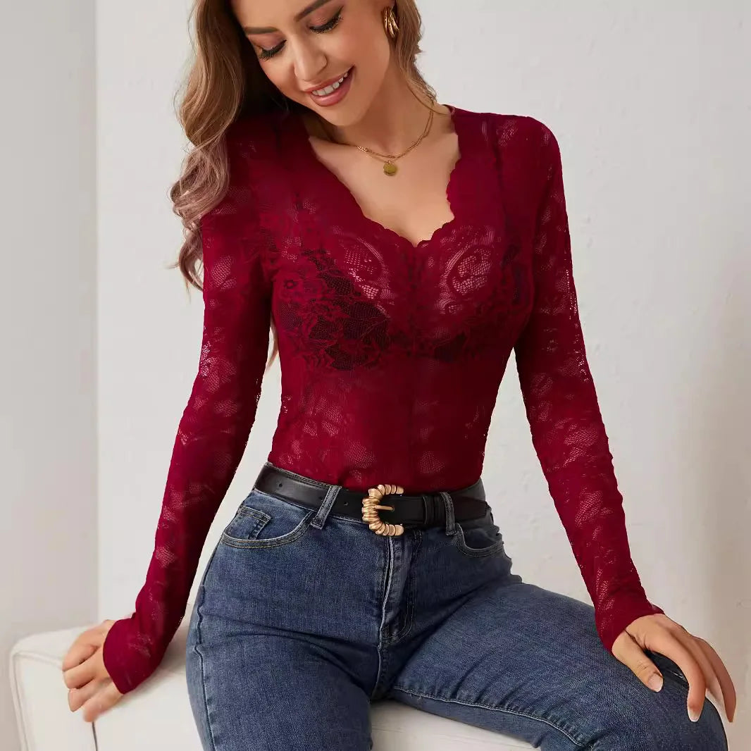 Top de encaje con escote en V festoneado