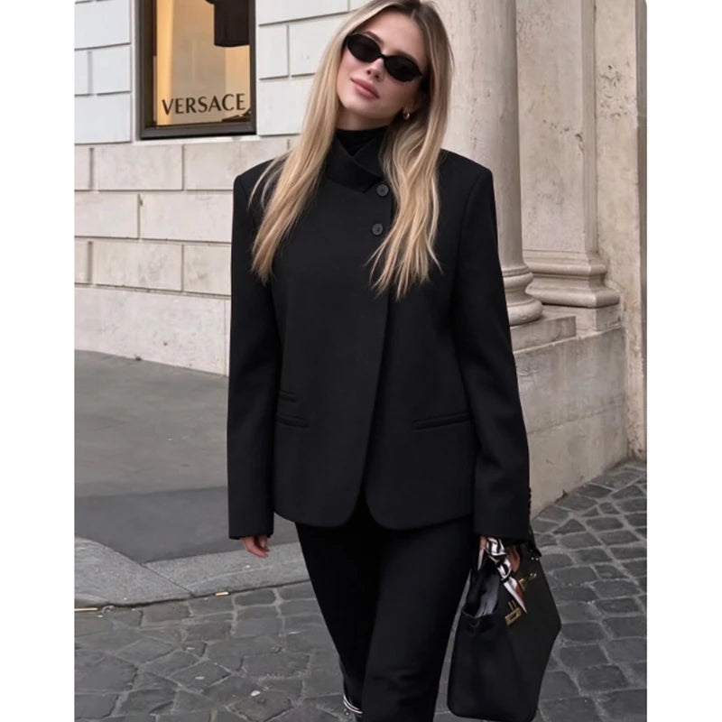 Blazer con cuello alto y cierre asimétrico
