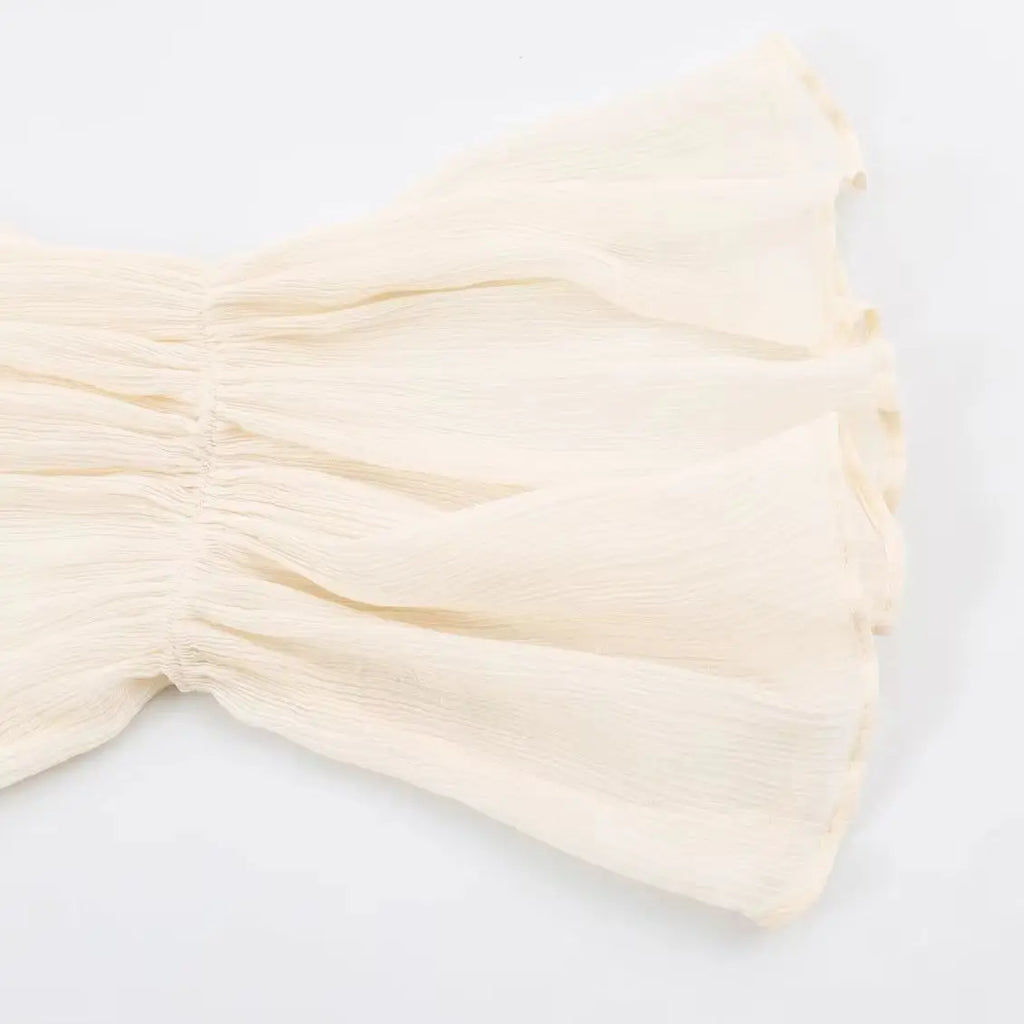 Blusa con alamares y mangas acampanadas