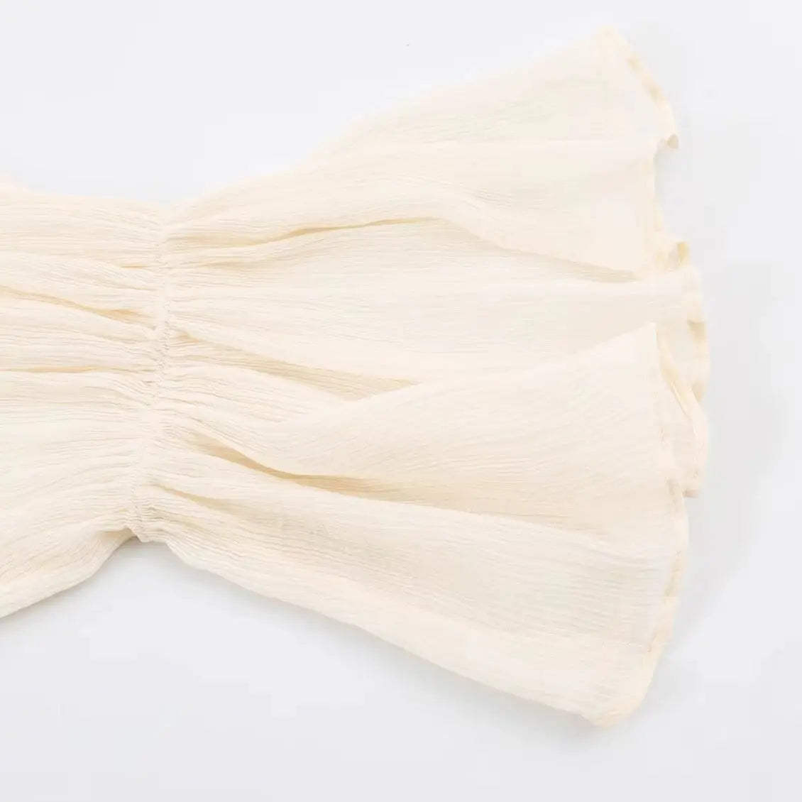 Blusa con alamares y mangas acampanadas