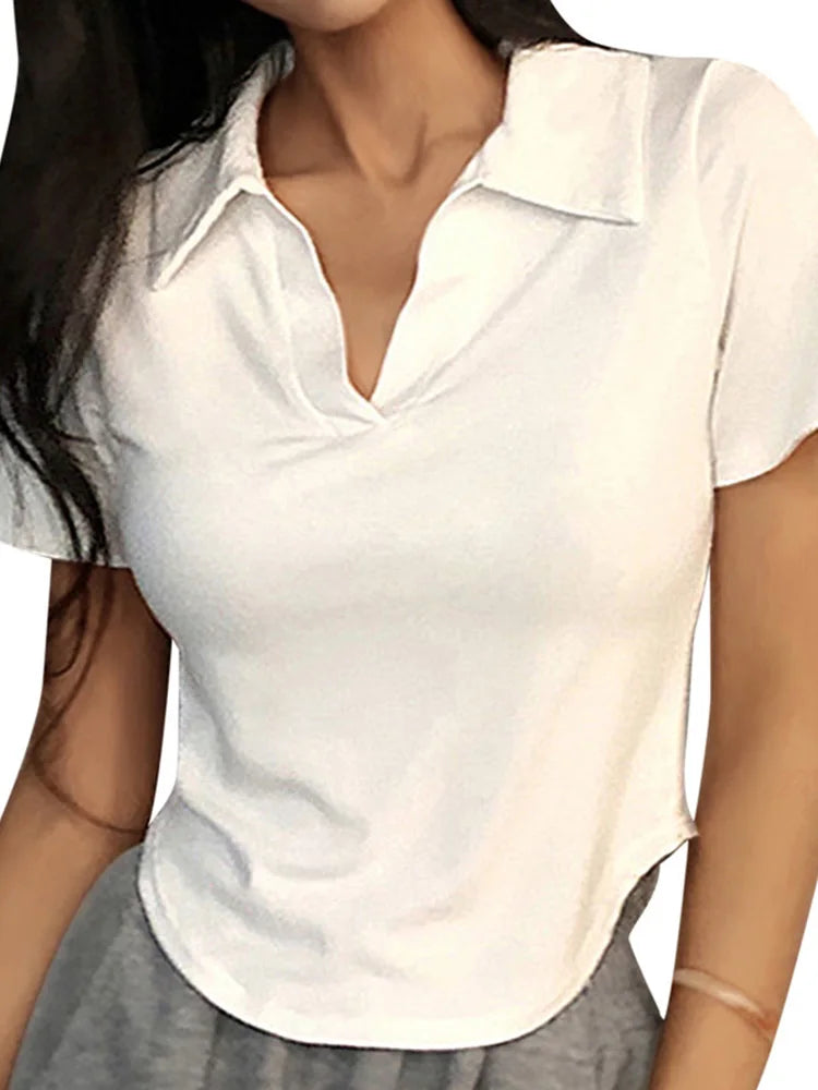 Top de manga corta con cuello polo y bajo curvo