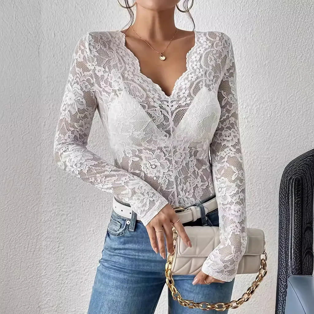 Top de encaje con escote en V festoneado