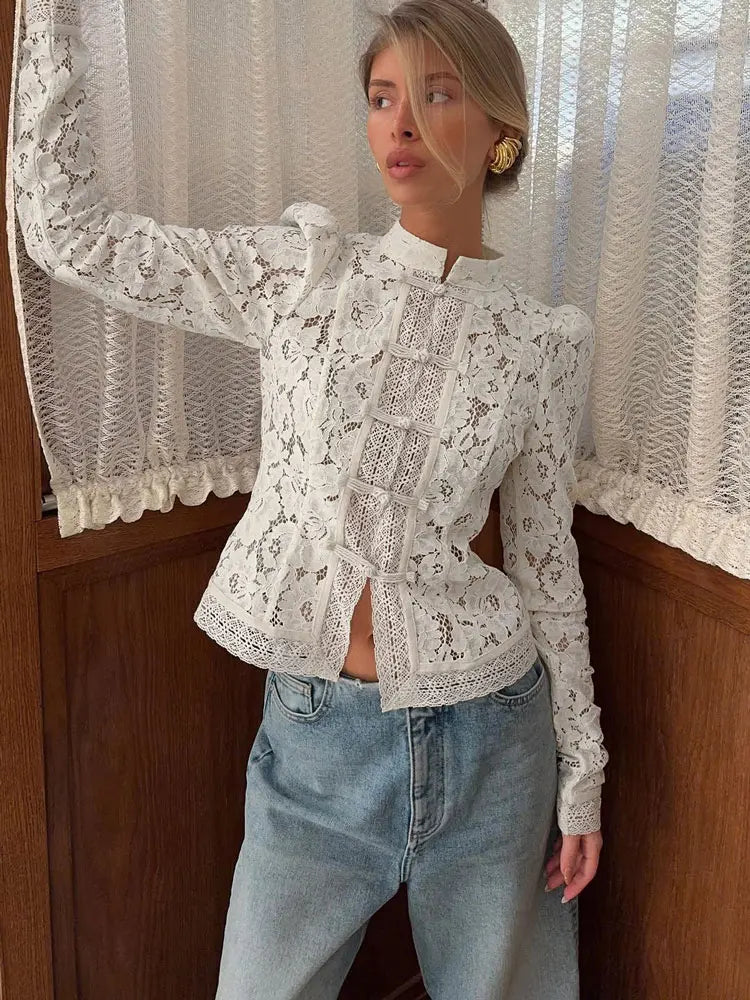 Blusa de encaje con lazadas y cuello mao