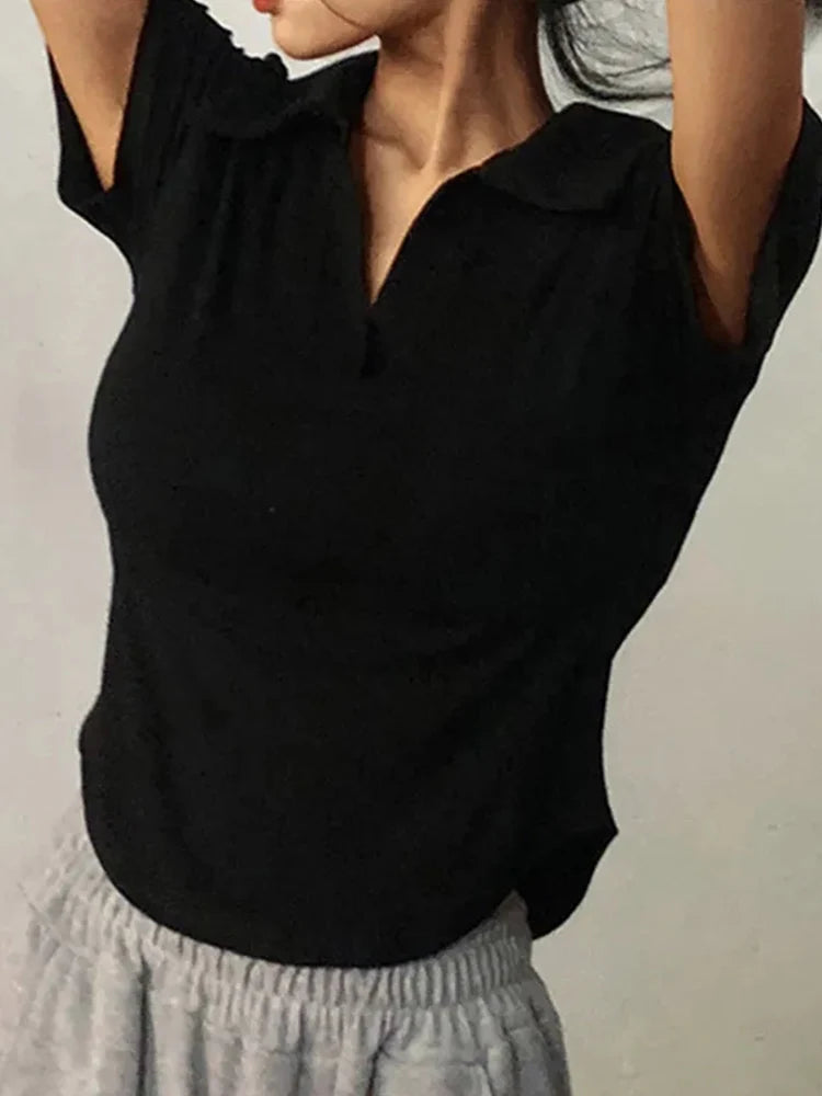 Top de manga corta con cuello polo y bajo curvo