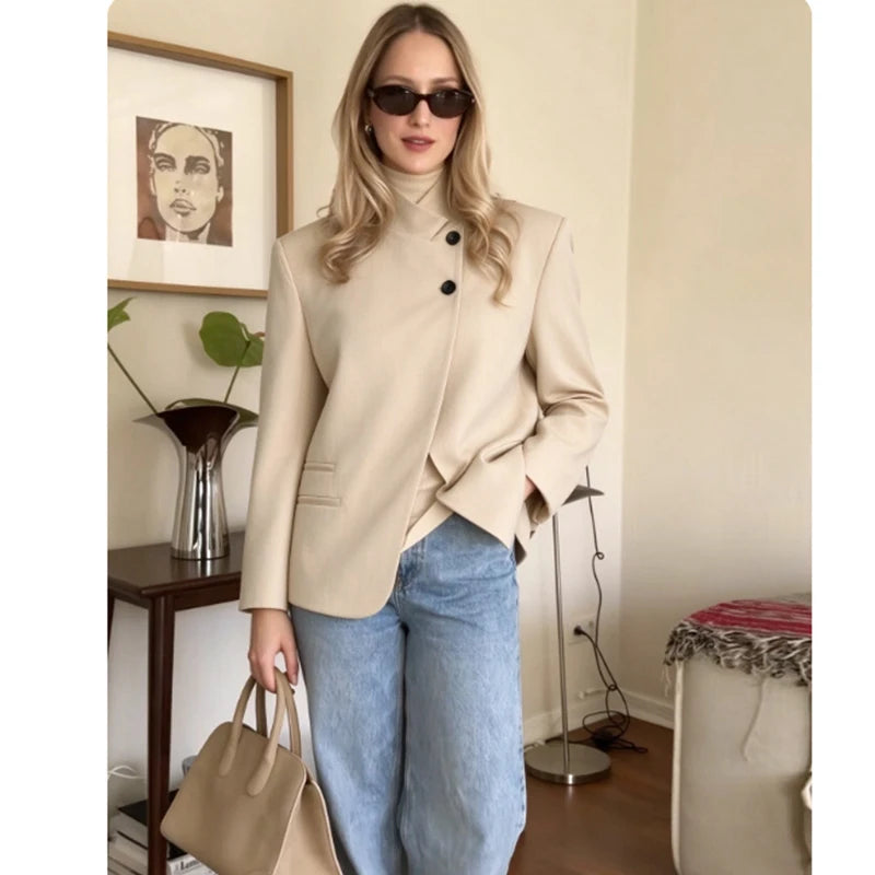 Blazer con cuello alto y cierre asimétrico