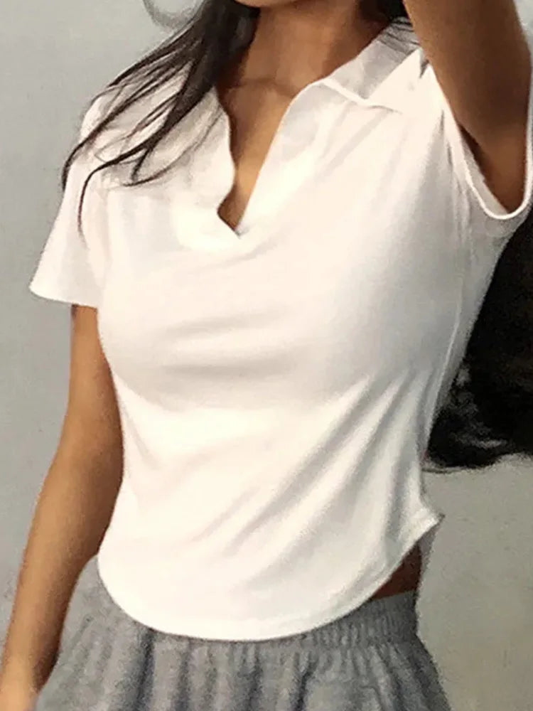 Top de manga corta con cuello polo y bajo curvo