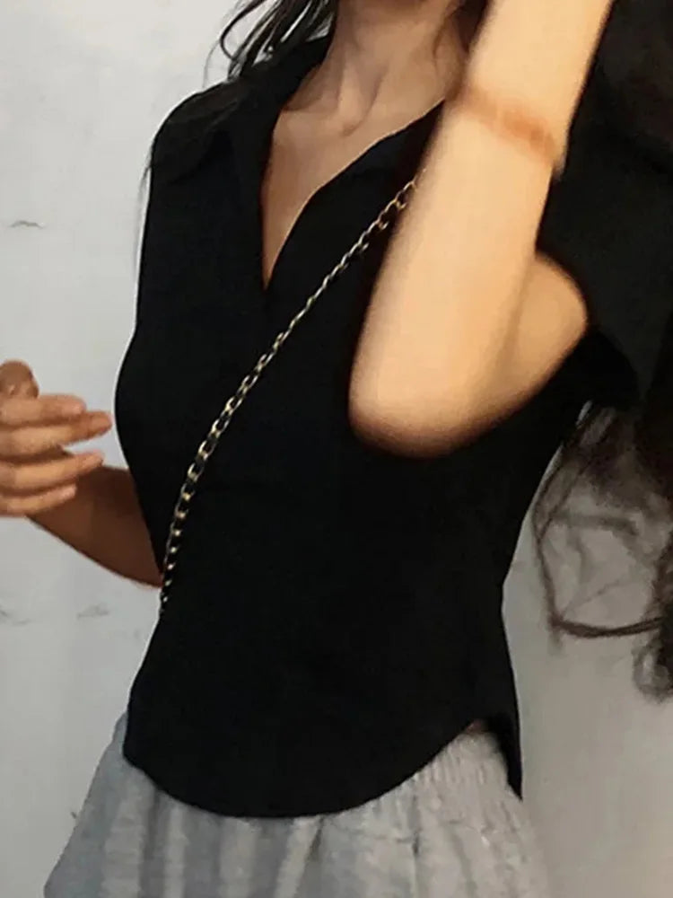 Top de manga corta con cuello polo y bajo curvo