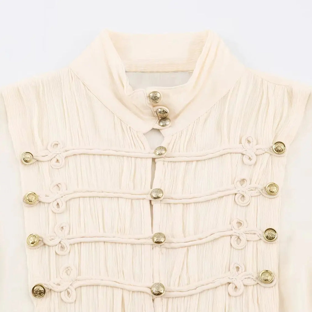 Blusa con alamares y mangas acampanadas