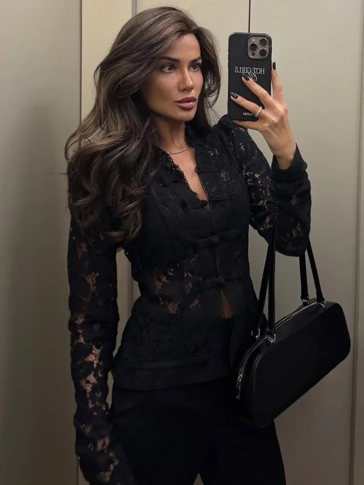 Blusa de encaje con lazadas y cuello mao