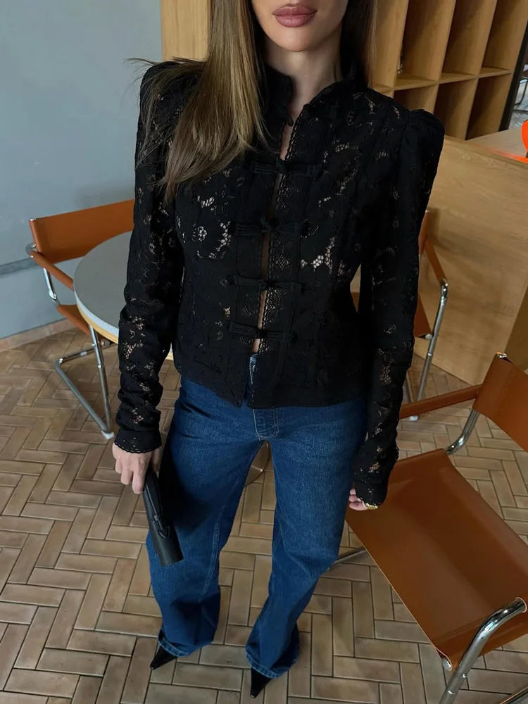 Blusa de encaje con lazadas y cuello mao