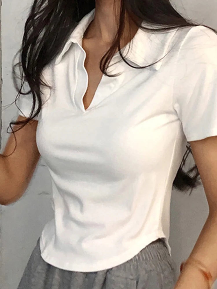 Top de manga corta con cuello polo y bajo curvo