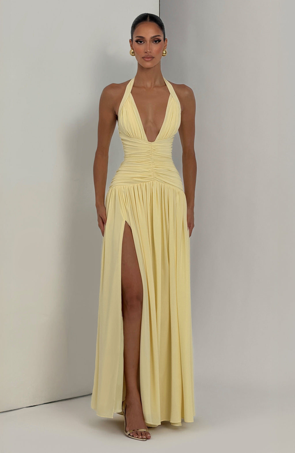 Vestido maxi halter con escote profundo