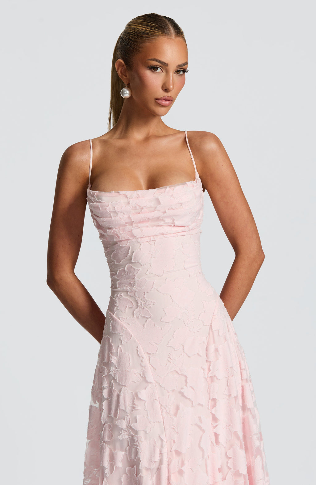 Vestido maxi con espalda abierta y cordones