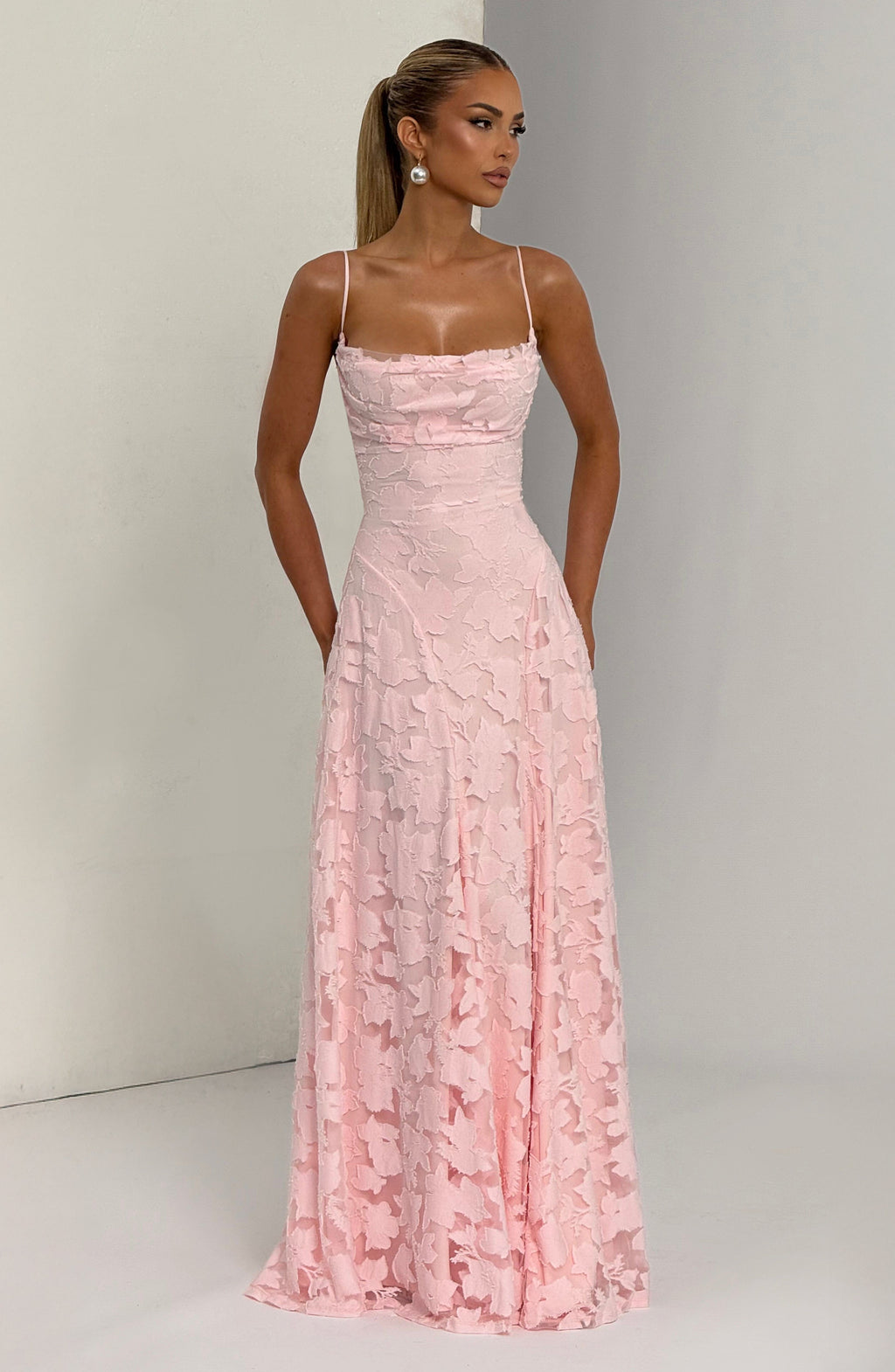 Vestido maxi con espalda abierta y cordones