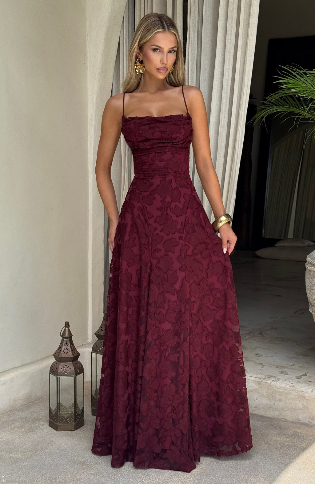 Vestido maxi con espalda abierta y cordones