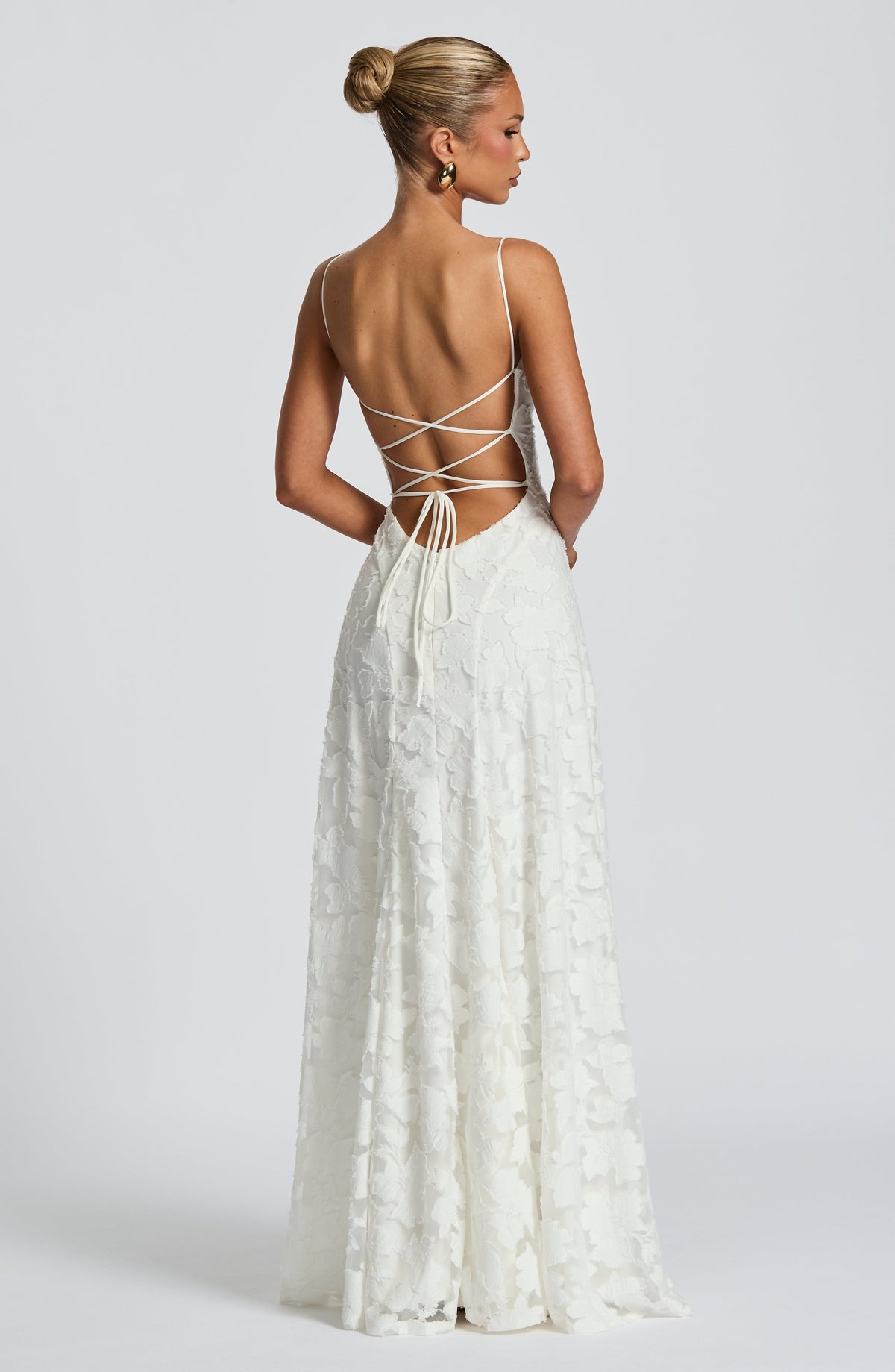 Vestido maxi con espalda abierta y cordones