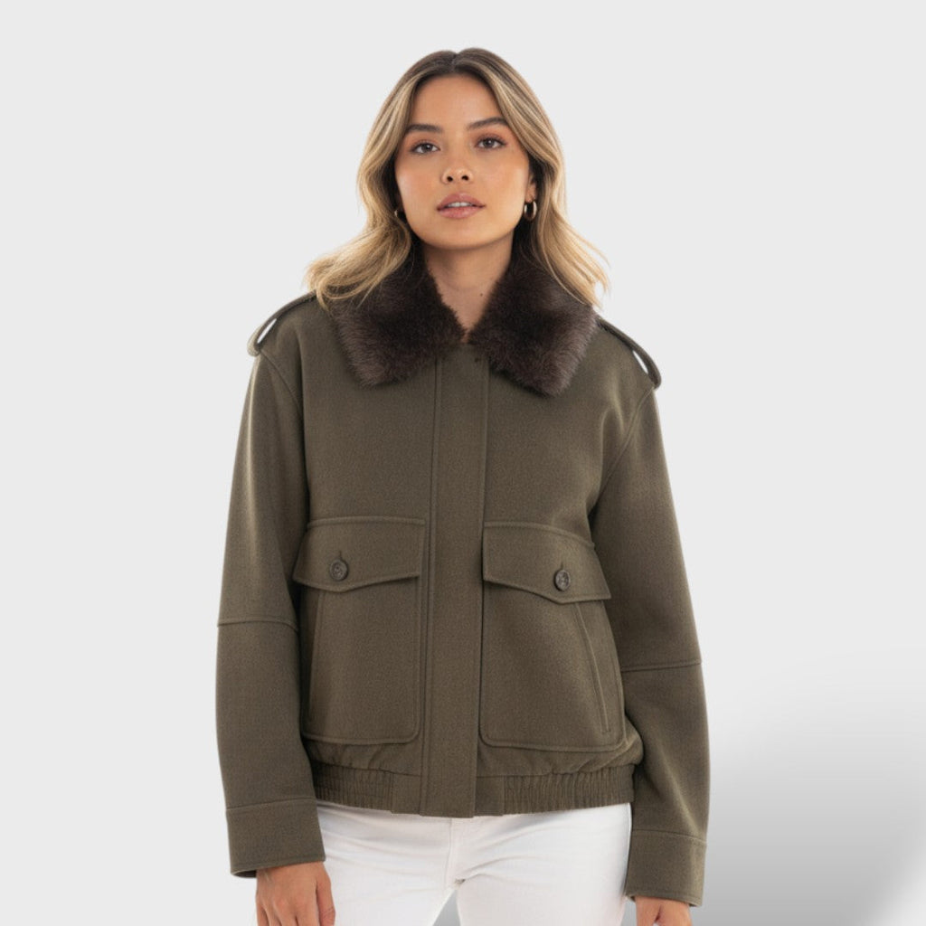 Chaqueta con cuello desmontable y bolsillos