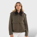 Chaqueta con cuello desmontable y bolsillos