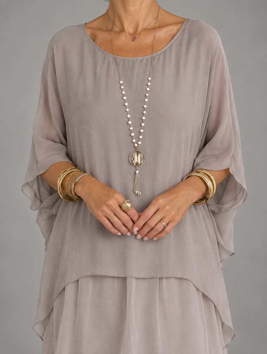 Vestido maxi con capa y falda de volantes