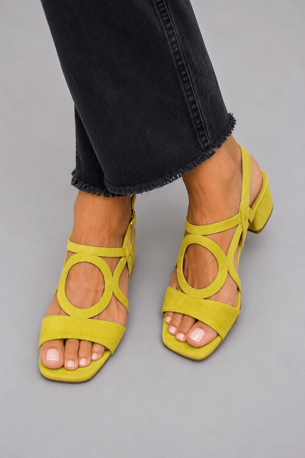 Sandalias de tacón cuadrado con detalle circular