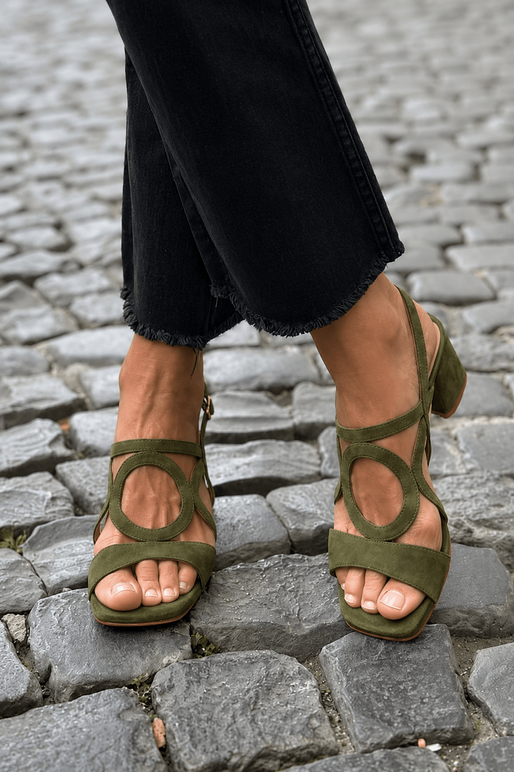 Sandalias de tacón cuadrado con detalle circular