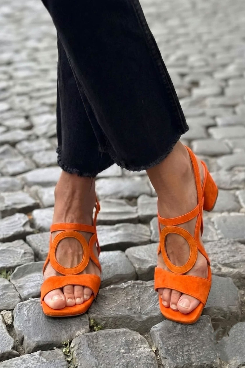 Sandalias de tacón cuadrado con detalle circular