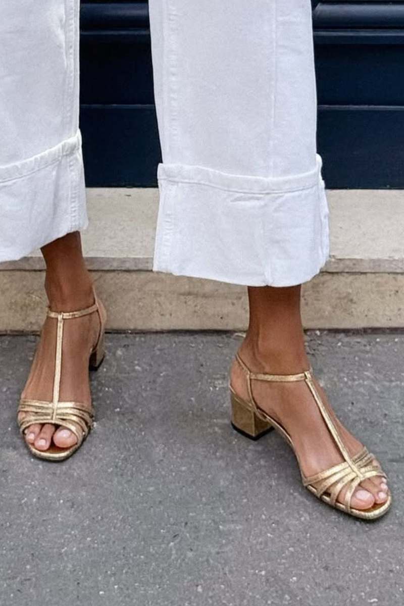 Sandalias de tacón bajo con tira en T