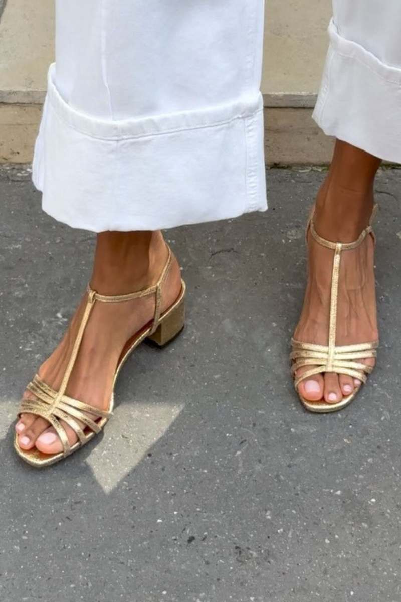 Sandalias de tacón bajo con tira en T