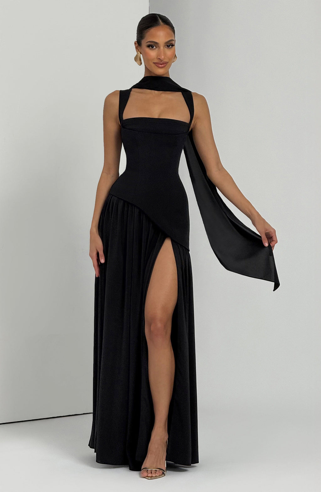 Vestido maxi con escote cuadrado y abertura